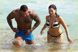 组图：超模布鲁克与男友水中调情 比基尼秀豪乳