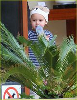 组图：米兰达带儿子海边度假 小家伙卖萌咬奶瓶