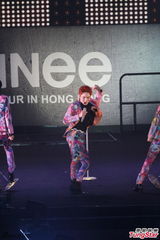 组图：韩国组合SHINee花衫开唱 台上劲歌热舞