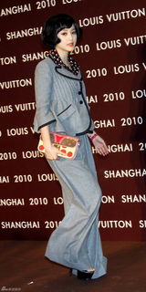 高清图：巩俐出席品牌店开业 低胸晚装华丽抢镜