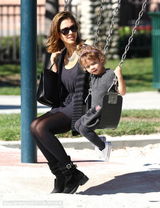 组图：杰西卡-阿尔芭与女儿一同荡秋千现甜蜜瞬间