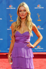 高清组图：卡特里娜-波登低胸荷叶边紫裙优雅亮相 