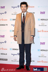 组图：韩星李珉廷秀香肩 泫雅等出席活动