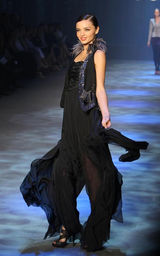 幻灯图集：布鲁姆女友米兰达性感新装秀