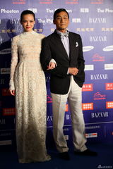 组图：舒淇镂花长裙亮相红毯 梁家辉绅士风