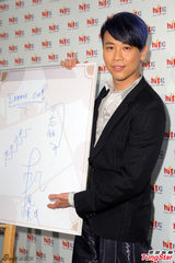 组图：陶喆黑色西服帅气亮相 现场不会写中文