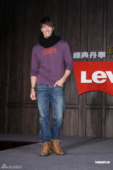 组图：蔡依林绯闻男友帅气走秀 回应35岁生子宣言