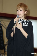 组图：容祖儿为个唱练团 青峰探班一脸睡意