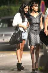 组图：麦当娜与男友度假表情严肃 其女热裤秀美腿