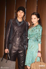 组图：彭于晏谢欣颖代言春装展现迷人色彩与魅力