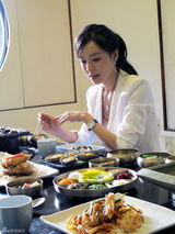 组图：张静初工作花絮照曝光 韩国游上演美食诱惑