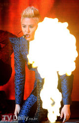 组图：JYJ金俊秀举行SOLO专辑首秀打造视听盛宴