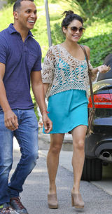 组图：凡妮莎-哈金斯吊带蓝色连衣裙搭镂空罩衫