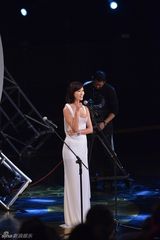 组图：林志玲金马奖大秀性感 和黄渤暧昧欲接吻