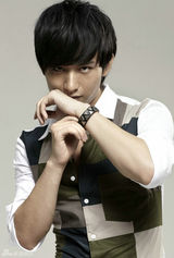 组图：成毅帅气写真显少年英气