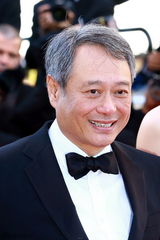 意大利女星艾萨-阿吉图红毯竖中指[23\/45]组图