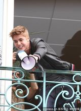 组图：比伯拿扩音喇叭开阳台演唱会