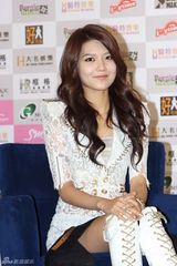 组图：韩国组合少女时代香港巡演从天而降热辣有型