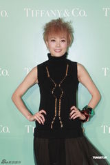 组图：容祖儿陈伟霆主持圣诞亮灯仪式