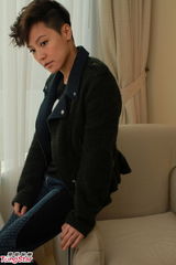 组图：何韵诗接受专访 称出柜曾告知容祖儿