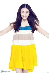 组图：周庭伊翩跹轻舞宛若时尚精灵