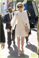 组图：劳伦斯白裙翩翩录节目 黑超遮面一脸倦容