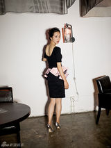 组图：韩雪街拍造型气场十足 黑色映像别有风情