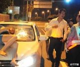 组图：G杯嫩模深夜撒酒疯 胸袭交警被放行引争议