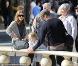 组图：艾米-亚当斯当街湿吻老公 爱女金发甜美