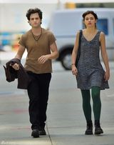 高清图：伊莫珍-波茨亮相片场 新片搭档贝格利