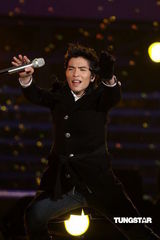 组图：五月天张惠妹等接力开唱 领众人跨越2011年