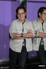 组图：谭咏麟助阵新人陈嘉嘉新专辑迷你音乐会