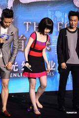 组图：《四大名捕》邓超搞怪刘亦菲学狗叫