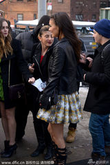 组图：女星嘉丝蒂时装周春光乍现 大风掀裙抢镜