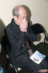 组图：获奖剪接师邹长根举殡 丁羽激动忆故人