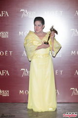 组图：亚洲电影大奖影帝影后捧奖杯合影