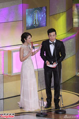 组图：林心如携手姚元浩金钟颁奖 剧集入围称紧张