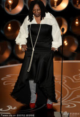 组图：女星乌琵-戈德堡登台侧露小红鞋