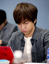 组图：《九家之书》台词排练 李胜基秀智默契