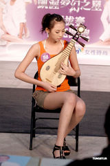 高清组图：凯渥梦幻之星身穿热裤大秀修长美腿