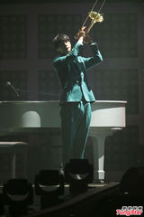 组图：萧敬腾受恐吓照常演出 保镖贴身保护