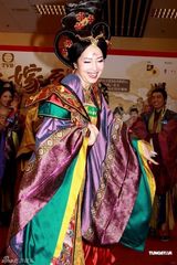 组图：佘诗曼等派送月饼 周润发赞陈豪演技了得