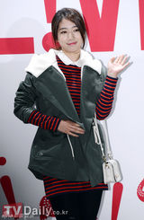 组图：具荷拉朴信惠等靓装出席时尚Party