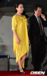 组图：姜秀妍黄色长裙闪耀亮相釜山闭幕红毯