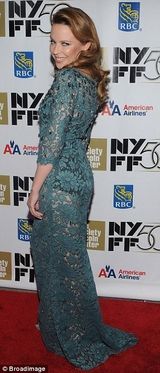 组图：凯莉-米洛蓝色透视蕾丝裙亮相 美腿若隐若现