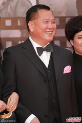 组图：万梓良携太太及亲友亮相金像奖红毯