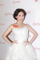 组图：刘心悠婚纱礼服亮相 卓韵芝自曝做“蟹民”