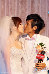 组图：“浩角翔起”组合大婚 否认怀孕传闻锤肚子