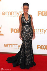 组图：艾美奖红毯 肖恩-罗宾森黑色蕾丝长裙性感