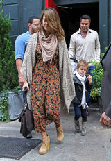 高清组图：杰西卡-阿尔芭街拍 披肩毛衣配长裙